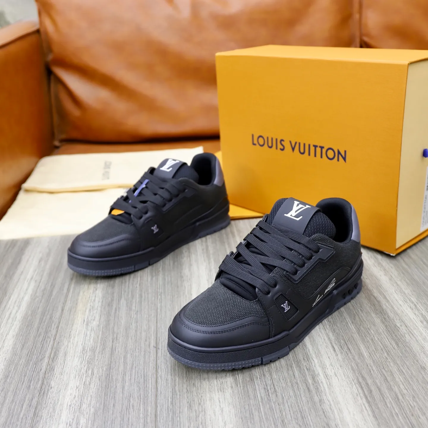 Ex-factory price: 780💰Original development, quality shipping, welcome to compare ❥❥❥❥❥❥LV sneaker series LV Trainer Maxi sneakers introduce the loose silhouette of the ready-to-wear series into the LV Trainer sneaker design written by Virgil Abloh, making an eye-catching appearance in the spring and summer men's wear shows. The cow leather upper is combined with rough fabric laces, and colorful beading highlights the brand's classic elements. LV letters mark the tongue and Monogram floral outsole. Mixed materials Made of first-layer cowhide, wrapped in imported custom-printed denim, thick shoelace design, large Monogram print on the side, "lv 54" badges on the tongue and heel, rubber outsole decorated with Monogram flowers, mesh lining and cotton feet, the comfort is as extreme as ever, premium heritage, quality first, worth owning! Size: 35-40 for women, 39-44 for men (custom-made sizes 38 and 45 are non-refundable)